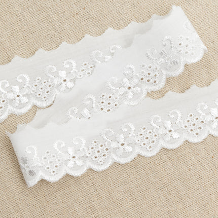 White Cotton Broderie Anglaise with Daisy Chain - Straight & Flat - 30mm - 2871 - ThreadandTrimmings