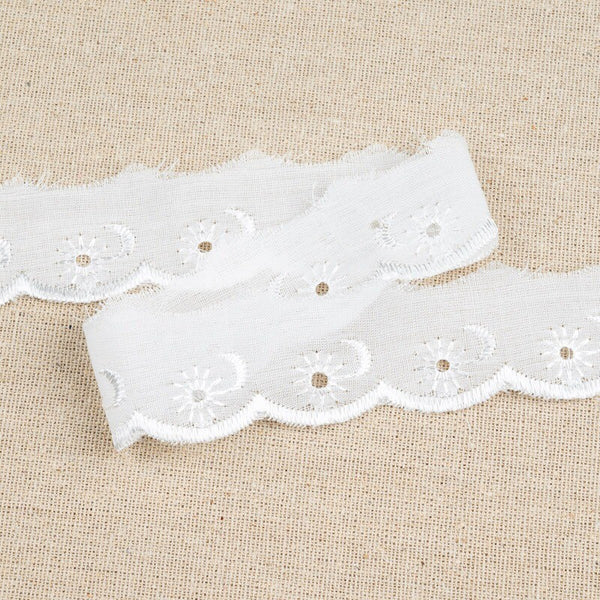 White Polycotton Broderie Anglaise Lace Trim 25mm Scalloped Edge 3m Flower