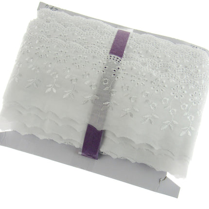 Scalloped Flat White Broderie Anglaise with Daisy Flowers - 100mm - 3442