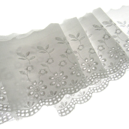 Scalloped Flat White Broderie Anglaise with Daisy Flowers - 100mm - 3442