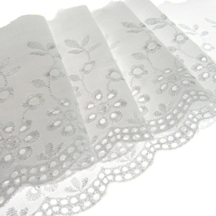 Scalloped Flat White Broderie Anglaise with Daisy Flowers - 100mm - 3442