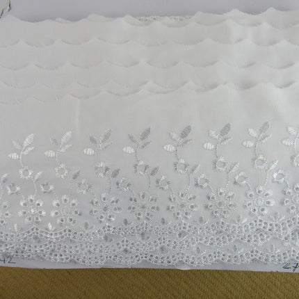 Scalloped Flat White Broderie Anglaise with Daisy Flowers - 100mm - 3442