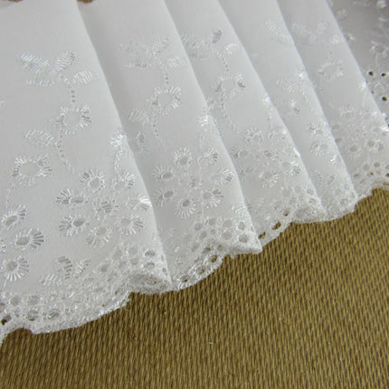 Scalloped Flat White Broderie Anglaise with Daisy Flowers - 100mm - 3442