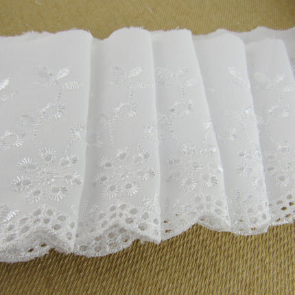 Scalloped Flat White Broderie Anglaise with Daisy Flowers - 100mm - 3442