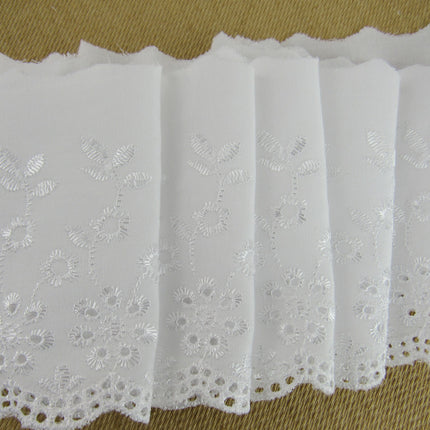 Scalloped Flat White Broderie Anglaise with Daisy Flowers - 100mm - 3442