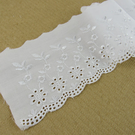 Scalloped Flat White Broderie Anglaise with Daisy Flowers - 100mm - 3442