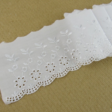 Scalloped Flat White Broderie Anglaise with Daisy Flowers - 100mm - 3442