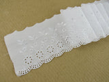 Scalloped Flat White Broderie Anglaise with Daisy Flowers - 100mm - 3442