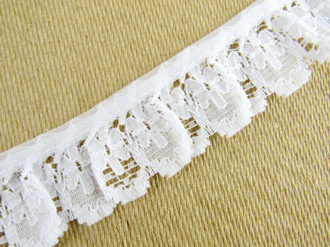 Gathered Frilled Lace with Daisy Chain - 32mm / 1.25" - Nottingham Lace - 426F - ThreadandTrimmings