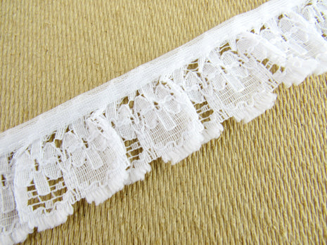 Gathered Frilled Lace with Daisy Chain - 32mm / 1.25" - Nottingham Lace - 426F - ThreadandTrimmings