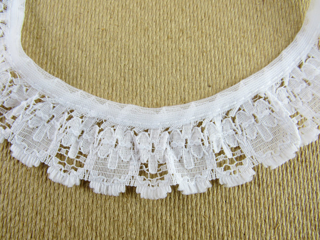 Gathered Frilled Lace with Daisy Chain - 32mm / 1.25" - Nottingham Lace - 426F - ThreadandTrimmings