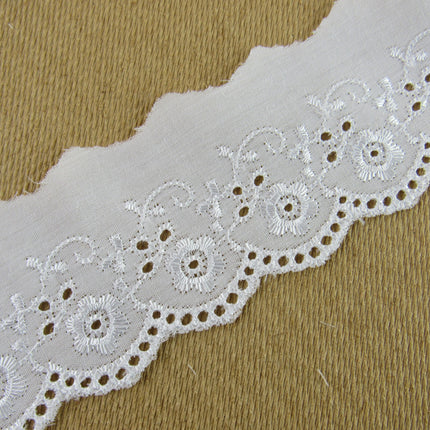 White Flat Broderies Anglaise - 50mm Wide - Scalloped Daisy Chain 3 Meters 2873 - ThreadandTrimmings