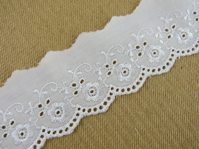 White Flat Broderies Anglaise - 50mm Wide - Scalloped Daisy Chain 3 Meters 2873 - ThreadandTrimmings