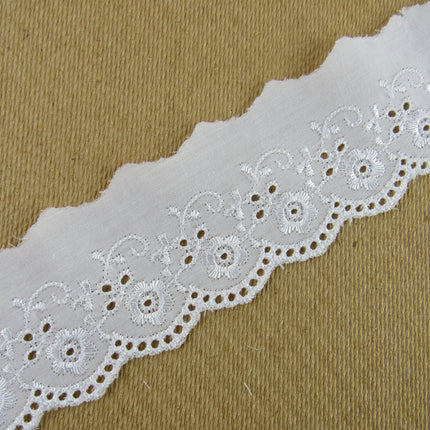 White Flat Broderies Anglaise - 50mm Wide - Scalloped Daisy Chain 3 Meters 2873 - ThreadandTrimmings
