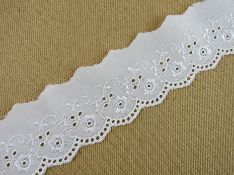 White Flat Broderies Anglaise - 50mm Wide - Scalloped Daisy Chain 3 Meters 2873 - ThreadandTrimmings
