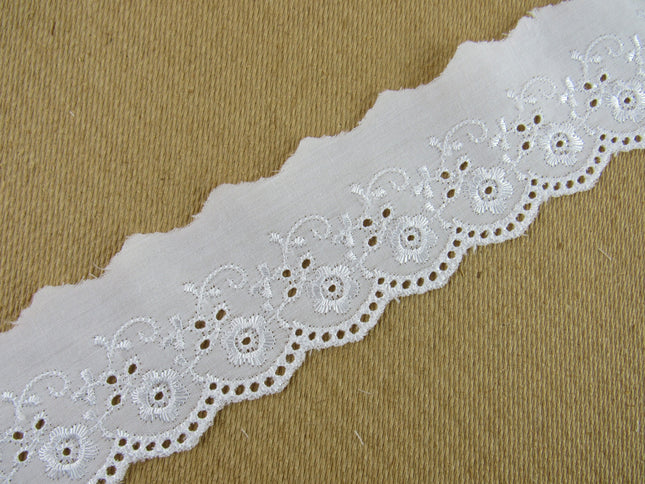 White Flat Broderies Anglaise - 50mm Wide - Scalloped Daisy Chain 3 Meters 2873 - ThreadandTrimmings