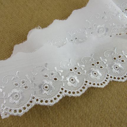 White Flat Broderies Anglaise - 50mm Wide - Scalloped Daisy Chain 3 Meters 2873 - ThreadandTrimmings