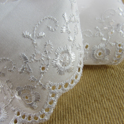 White Flat Broderies Anglaise - 50mm Wide - Scalloped Daisy Chain 3 Meters 2873 - ThreadandTrimmings