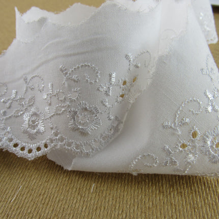 White Flat Broderies Anglaise - 50mm Wide - Scalloped Daisy Chain 3 Meters 2873 - ThreadandTrimmings