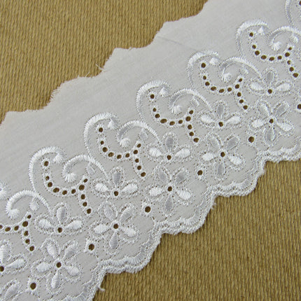 White Flat Broderies Anglaise - 75mm Wide - Scalloped Daisy Chain 3 Meters 3422