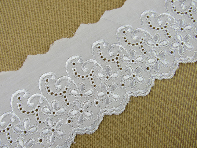 White Flat Broderies Anglaise - 75mm Wide - Scalloped Daisy Chain 3 Meters 3422