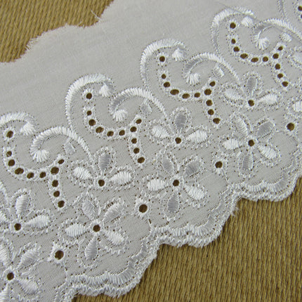White Flat Broderies Anglaise - 75mm Wide - Scalloped Daisy Chain 3 Meters 3422