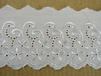 White Flat Broderies Anglaise - 75mm Wide - Scalloped Daisy Chain 3 Meters 3422