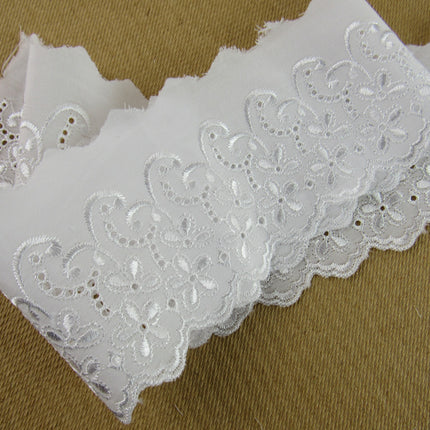 White Flat Broderies Anglaise - 75mm Wide - Scalloped Daisy Chain 3 Meters 3422