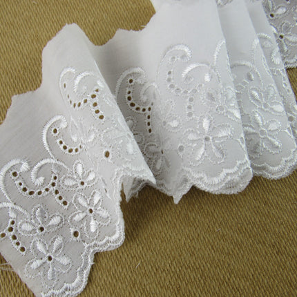 White Flat Broderies Anglaise - 75mm Wide - Scalloped Daisy Chain 3 Meters 3422