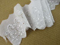 White Flat Broderies Anglaise - 75mm Wide - Scalloped Daisy Chain 3 Meters 3422