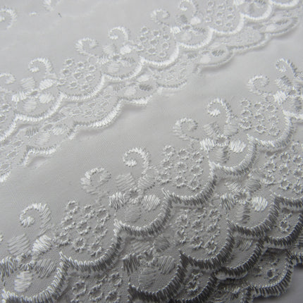White Cotton Broderie Anglaise with Daisy Chain - Straight & Flat - 30mm - 2871 - ThreadandTrimmings