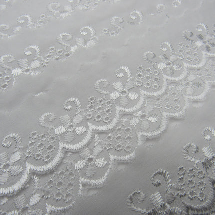 White Cotton Broderie Anglaise with Daisy Chain - Straight & Flat - 30mm - 2871 - ThreadandTrimmings