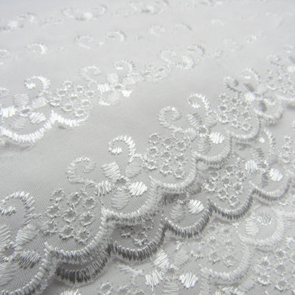 White Cotton Broderie Anglaise with Daisy Chain - Straight & Flat - 30mm - 2871 - ThreadandTrimmings