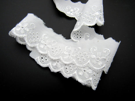 White Cotton Broderie Anglaise with Daisy Chain - Straight & Flat - 30mm - 2871 - ThreadandTrimmings