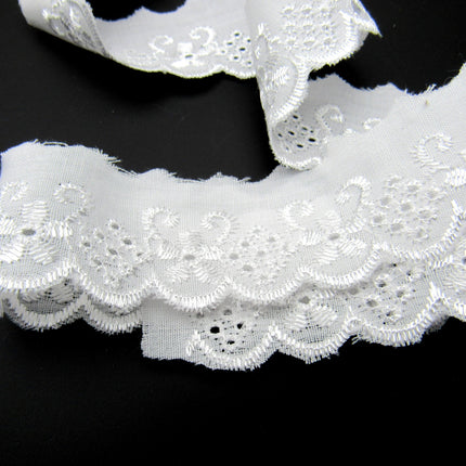 White Cotton Broderie Anglaise with Daisy Chain - Straight & Flat - 30mm - 2871 - ThreadandTrimmings