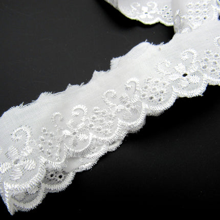 White Cotton Broderie Anglaise with Daisy Chain - Straight & Flat - 30mm - 2871 - ThreadandTrimmings
