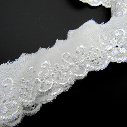 White Cotton Broderie Anglaise with Daisy Chain - Straight & Flat - 30mm - 2871 - ThreadandTrimmings