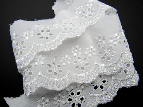 White Broderie Anglaise with Flat Daisy Chain x 3 Meters 50mm Wide 3118 - ThreadandTrimmings