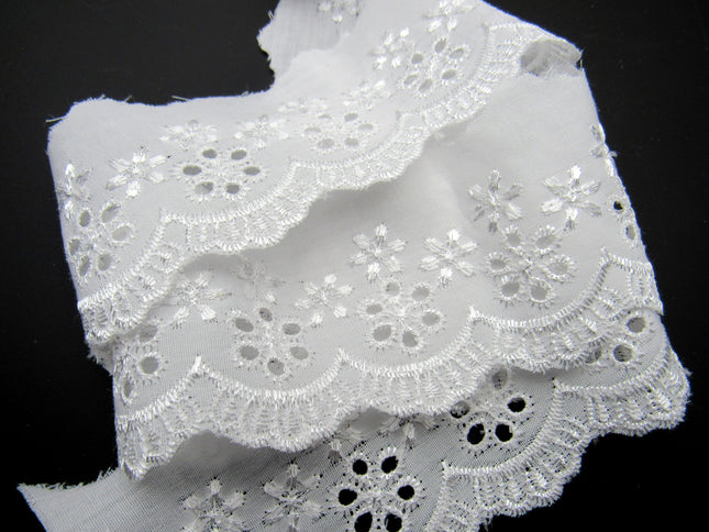 White Broderie Anglaise with Flat Daisy Chain x 3 Meters 50mm Wide 3118 - ThreadandTrimmings