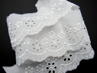 White Cotton Scalloped Broderie Anglaise with Flat Daisy Chain - 50mm Wide  3118