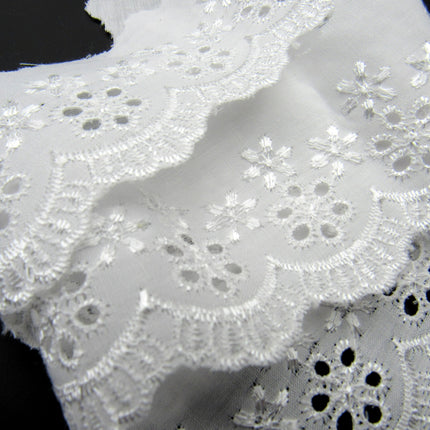 White Broderie Anglaise with Flat Daisy Chain x 3 Meters 50mm Wide 3118 - ThreadandTrimmings