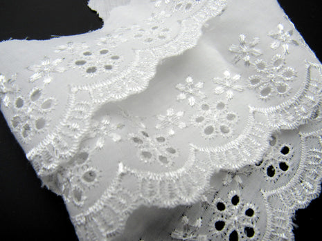 White Broderie Anglaise with Flat Daisy Chain x 3 Meters 50mm Wide 3118 - ThreadandTrimmings