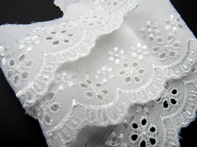 White Broderie Anglaise with Flat Daisy Chain x 3 Meters 50mm Wide 3118 - ThreadandTrimmings